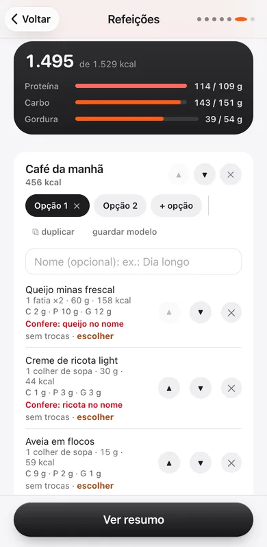 Refeições do plano sendo montadas no celular, com o café da manhã aberto