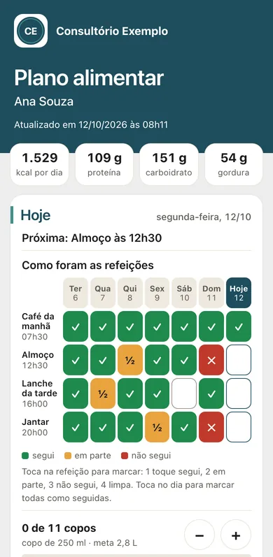 Plano alimentar aberto no navegador do celular de uma paciente fictícia, com as cores de um consultório de exemplo e as refeições marcadas na semana
